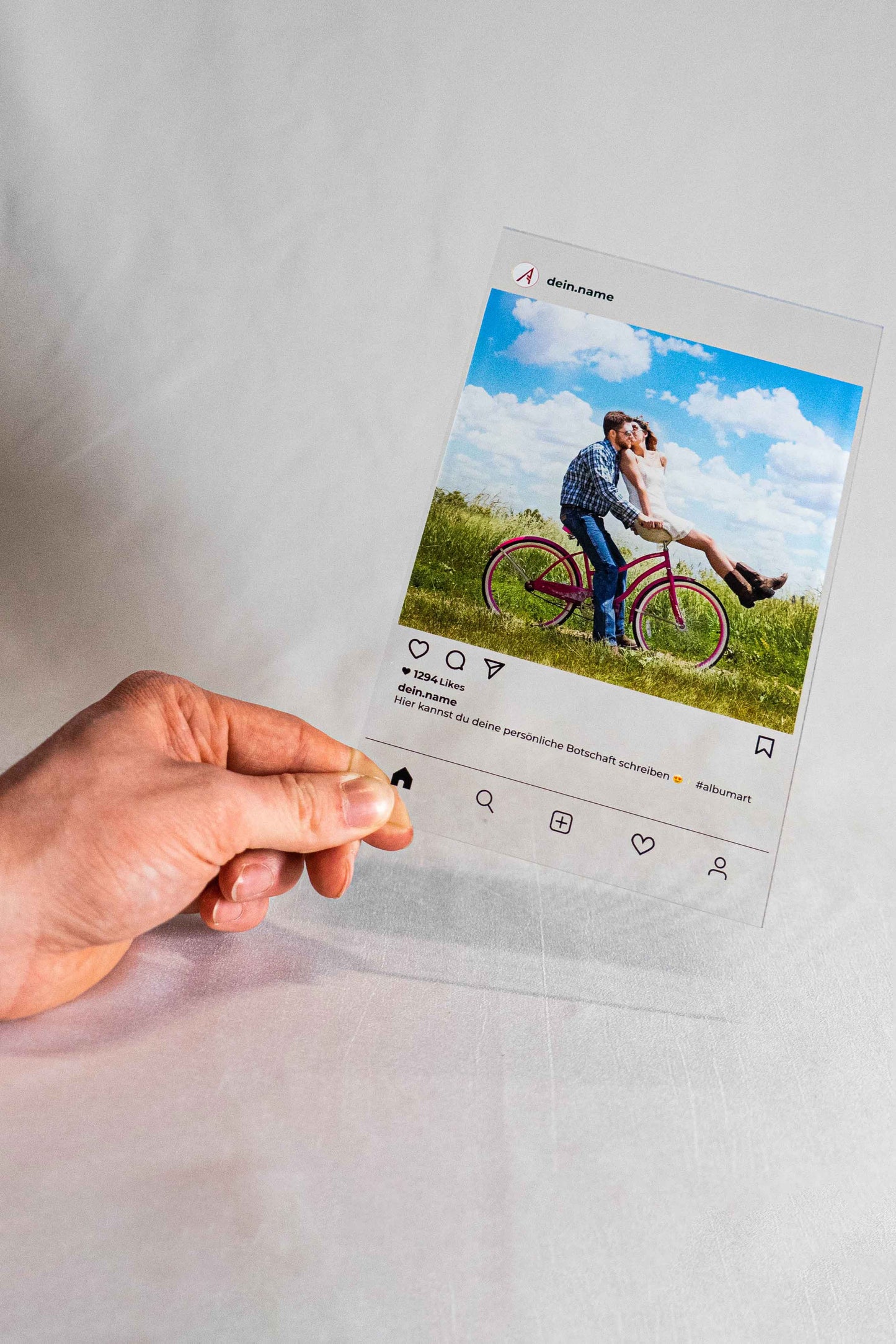 Post des réseaux sociaux personnalisé en verre